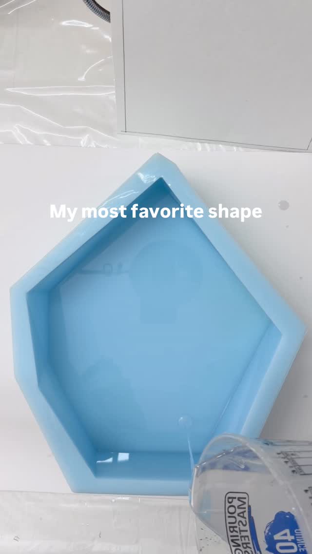 My most favourite shape and most favorite flowers! What a combination! Can’t wait to complete this one!
Florist: @athabold
Bride: @alexgoidel
Mold: @aajmolds
Resin: @superclearepoxy liquid glass. Use the link in linktree bio and code ‘Pranal5’ for additional discount. The coupon can be stacked on current discounts they are running.
.
.
.
.
.
#bouquetpreservation #flowerpreservation #flowers #resin #art #keepsake #bouquet