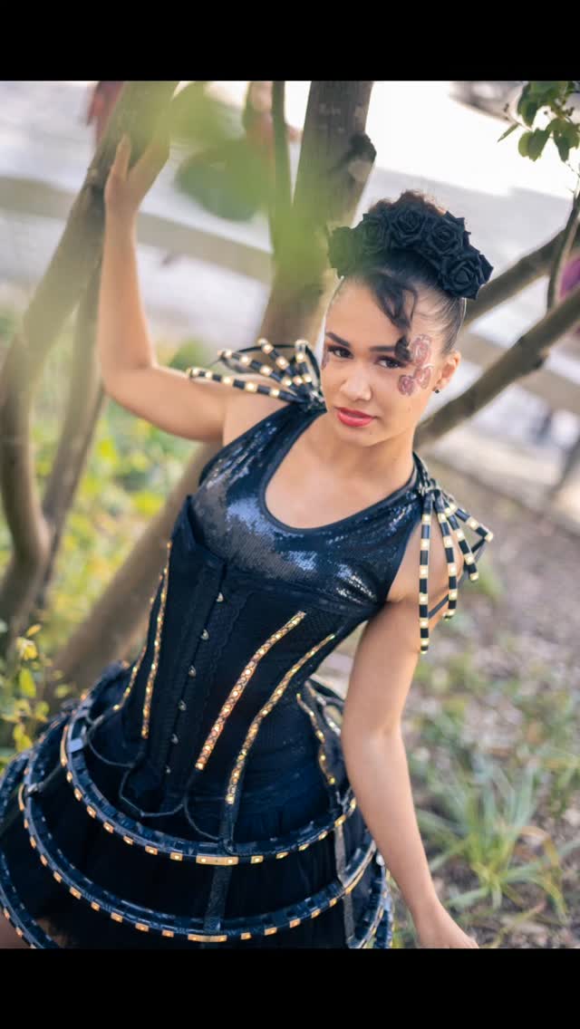 Petit retour au 10 mai 2025, car je n'ai pas encore terminé de vous partager les magnifiques photos de @fabily_photographie, après notre défilé d'Auray, organiser par @capalre
Vous pouvez retrouver ici la belle
@mandy.gueye
Un grand merci à @jeanphilippepinsault
Maquillage : @sl.harley
Costumière : @Elphi Désidérata Delphine Le Blet
À l'habillage : @maudhabilleuse_ @Aline, Sullyan et @juliette_msb_bzh2024
Mille mercis à vous tous
❤️❤️❤️
#elphidesiderata #delphineleblet #costumierefrance #costumiereauray #mademoisellebretagne mademoisellemorbihan costumedescene costumefrance costumierefrance costumedesign stylisteauray costumièremorbian costumièrevannes costumierebretagne defileauray miss tutufrance tutu costumefrancePetit