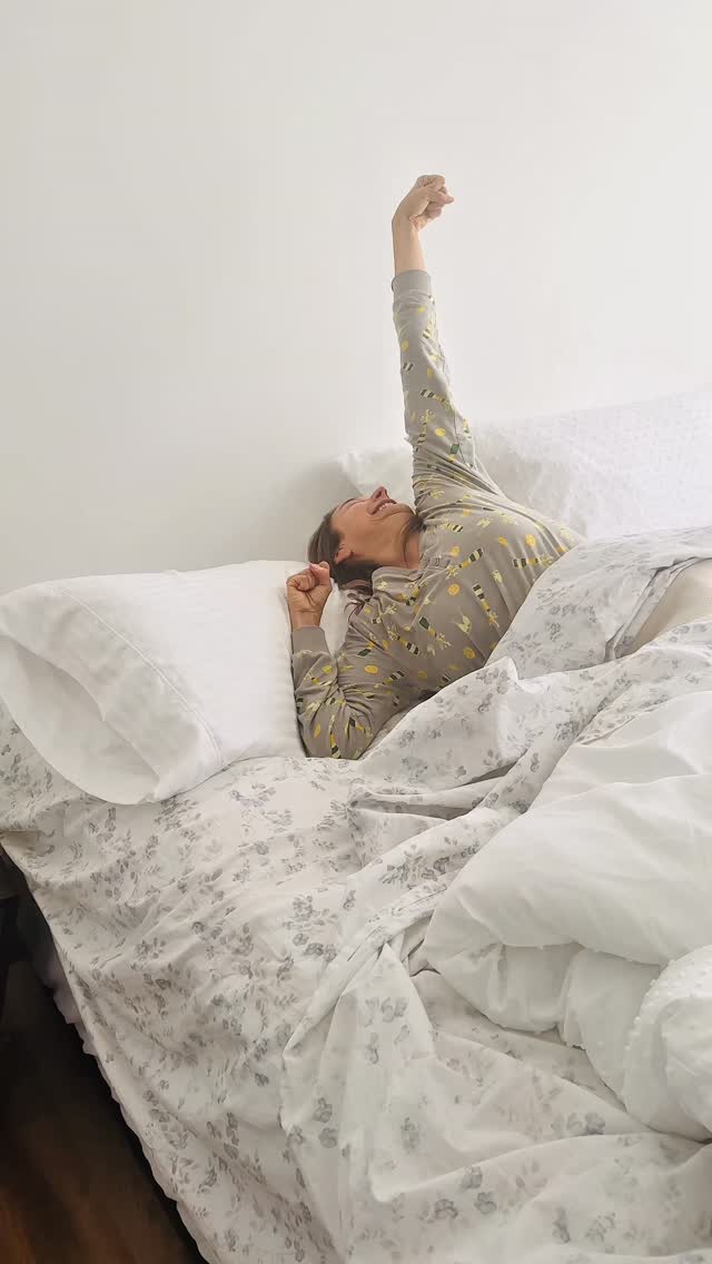 Dos mañanas
Mismo cuerpo
Energía completamente distinta!!
Según Ayurveda, el buen dormir es una de las bases principales de la energía diaria✨
Cuando no descansamos bien, Vata se desbalanza, la mente se acelera y el cuerpo amanece pesado, sin enfoque ni motivación.
Cuando nos acostamos a dormir temprano:
🌿Recargamos la energía vital
🌿Fortalecemos la digestión
🌿Equilibramos el sistema nervioso
🌿Y cambiamos por completo nuestra actitud al despertar.
Cuando cuidas tu sueño….
Tu día fluye distinto 💕🥰
Quieres aprender más tips ayurvedicos para descansar mejor?😴Sigue viendo la serie de reel que siguen!!!😴🥰💕🌿 #ayurveda #amorpropio #motivacion #love #gratitude