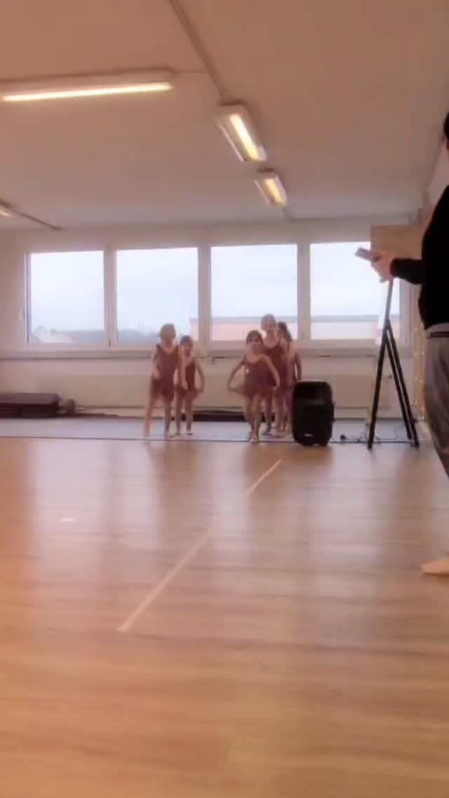 ✨🌸 Moments de février 🌸✨
Parce que la danse n’est pas seulement des pas… 🩰
c’est aussi les liens que nous tissons 🤍
l’amitié 👯♀️ et le partage 💞
#CameliaAcademieDeDanse 🌸
#MomentsDeDanse 🩰
#Amitié 💗
#Partage 🤍
#GrandirEnDansant ✨
DanseEnfants 👯♀️
VieDeStudio 🌷
DanseVaud 🇨🇭
DanseGland 📍
SouvenirsPrécieux 💞