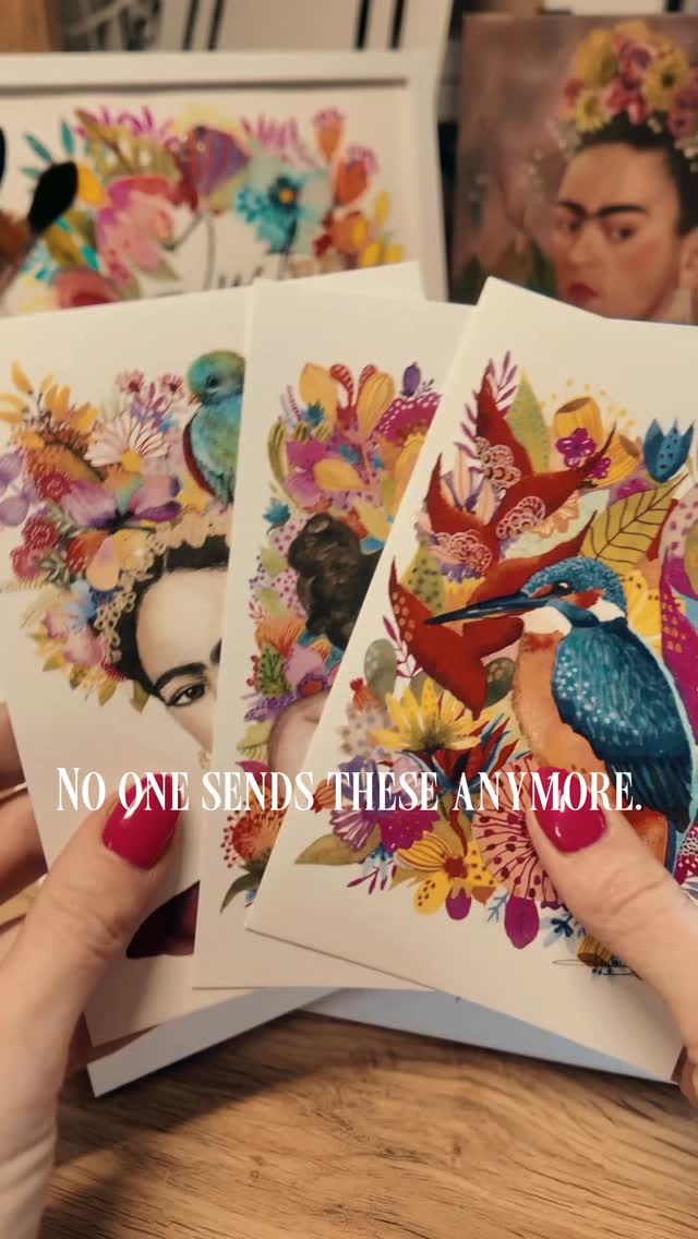 🇬🇧 There was a time when travel didn’t end in a photo dump, but in an envelope.
A handwritten card. A real stamp. A few chosen words written slowly, with intention.
Writing this postcard featuring Frida Kahlo reminded me how rare — and precious — this gesture has become.
These postcards are not souvenirs. They are small works of art.
Available in two formats, small and large, they are designed to be framed, kept, and lived with. A colorful attention for people who still believe that beauty deserves time.
—
🇫🇷 Il fut un temps où voyager ne se terminait pas par une story, mais par une enveloppe.
Une carte manuscrite. Un vrai timbre. Quelques mots choisis avec soin.
En écrivant cette carte postale Frida Kahlo, j’ai réalisé à quel point ce geste est devenu rare — et précieux.
Ces cartes ne sont pas des souvenirs ordinaires. Ce sont de petites œuvres d’art.
Disponibles en deux formats, petit et grand, elles sont pensées pour être encadrées, conservées, transmises.
Une attention colorée pour celles et ceux qui savent que la couleur et la joie méritent d’être partagées .
#artcollectors #slowluxury #contemporaryart