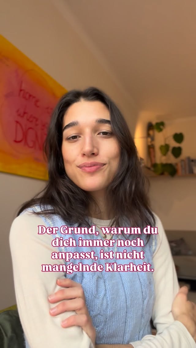 Diese Überzeugung entsteht meist früh.
Wenn Beziehung davon abhing, dass du ruhig bleibst, vermittelst, regulierst oder Rücksicht nimmst,
lernt dein System:
Anpassung = Sicherheit.
Heute zeigt sich das nicht als Gedanke,
sondern als Stress im Körper,
sobald jemand enttäuscht, wütend oder unzufrieden reagiert.
Veränderung beginnt nicht mit „mehr Klarheit“,
sondern damit, die Verantwortung für fremde Gefühle langsam zurückzugeben
und die eigene Reaktion dabei halten zu lernen.
💌 Speicher dieses Reel, wenn du dich daran erinnern willst:
Deine Aufgabe sind deine Emotionen - nicht die der anderen.
•••
Videos wie diese dienen der Unterhaltung und ersetzen keine Begleitung. Sie dienen nicht als professioneller Rat und gehen ebenso nicht auf die Feinheiten psychischer & emotionaler Gesundheit ein (weil sie dafür viel zu individuell ist!).
www.auroraprema.de