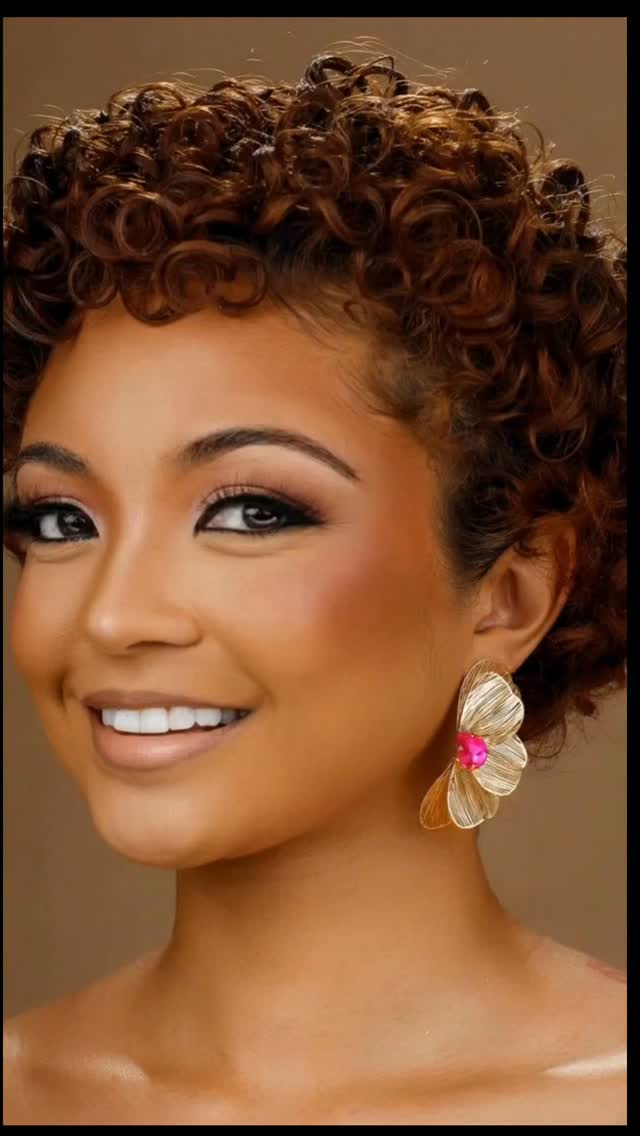 Delicate in form. Powerful in presence. ✨
The Sunpetal Earrings are designed to catch the light effortlessly—soft curves, warm gold tones, and an elegance that moves seamlessly from day to night.
An everyday statement you’ll keep reaching for.
#LaBanj
#SunpetalEarrings
#EverydayLuxury
#ModernJewelry