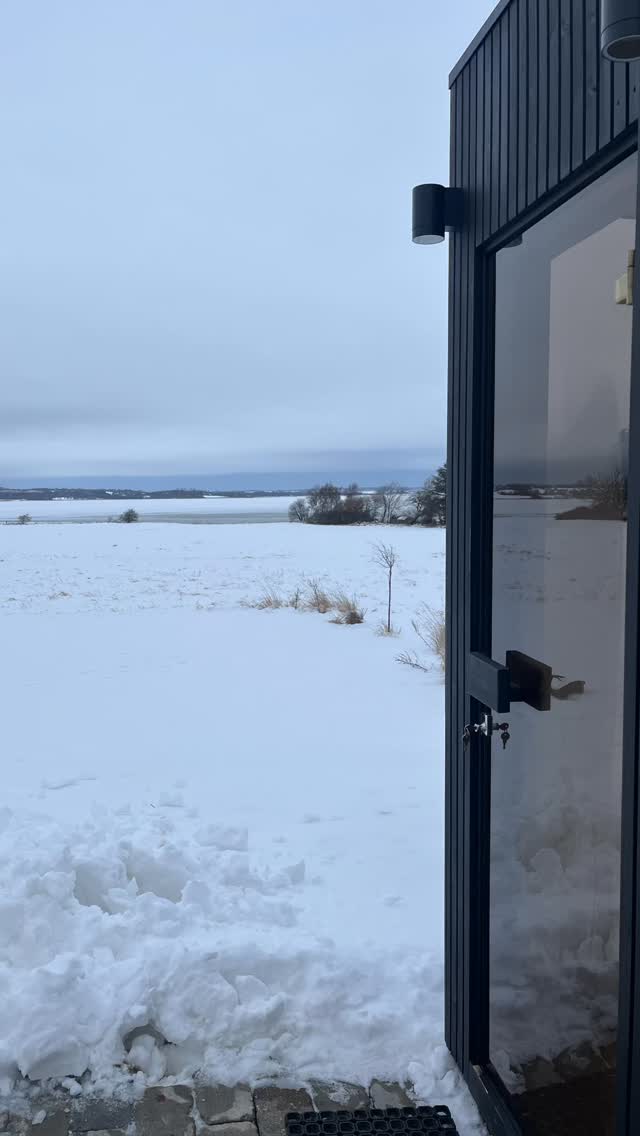 I dag holdt jeg en antiinflammatorisk sauna-session, hvor alt fik lov til at falde på plads.
Varme. Åndedræt. Ro.
Nervesystemet blev beroliget og inflammationsniveauet sænket af temperaturer, olier og forskellige snacks og drikke.
Ikke så meget præstation, men ren restitution.
Kunne du også bruge sådan en pause?
Så følg med her 🤍