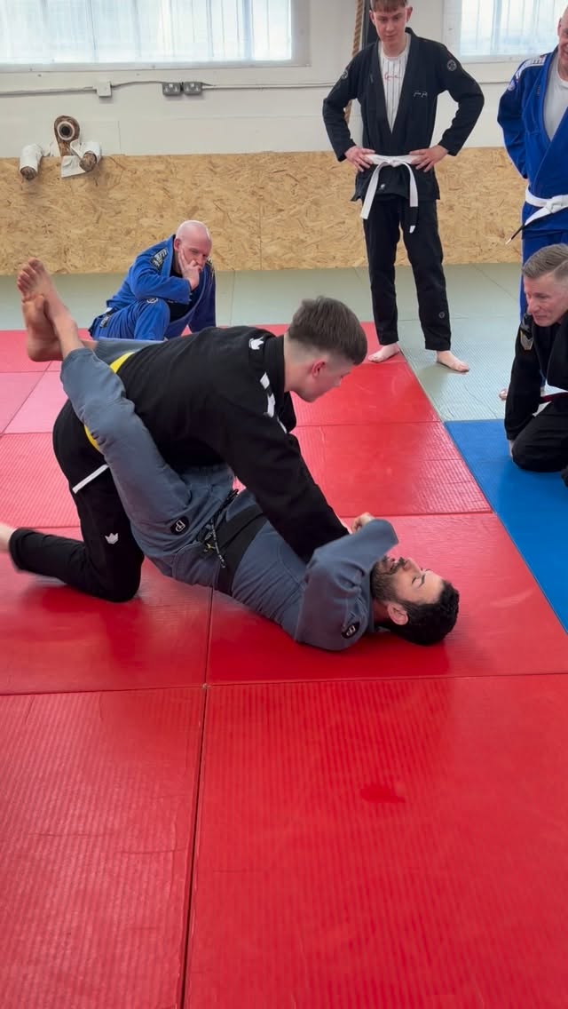 Coach @gaberibeirobjj showing off the arm bar (juji gatame) starting from closed guard #bjj #ibjjf #fighting #judo #armbar