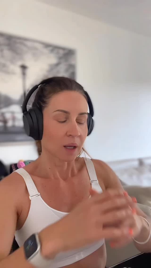 The number on the scale isn’t moving.📈
There are reasons for that.😉
Working with a coach is an investment.💰
But so is staying stuck, frustrated, and guessing.
I’ll help you find the pattern that’s blocking your results.
We fix it. Together.💪
Fat loss isn’t hard.
Not knowing what you’re doing is.
📍Stop the frustration. Start learning how to get results. 📧DM for coaching enquiry.🚀💯