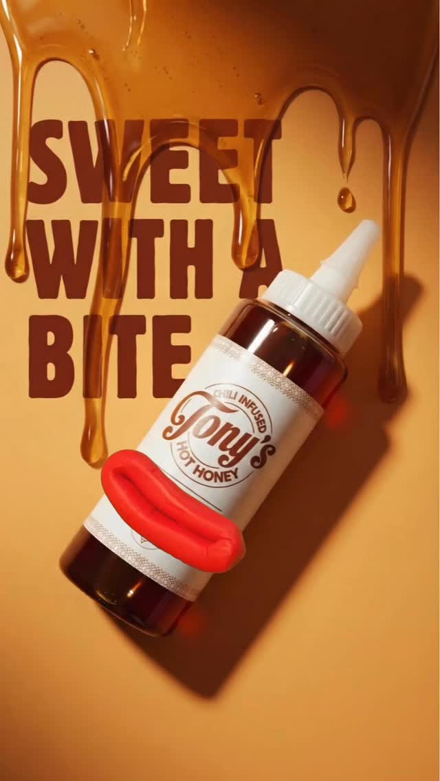 Nu är den här! På riktigt! 🚀🥳
Vi är stolta över att lansera Tony’s Hot Honey i 256 butiker runt om i Sverige.
Du hittar den hos 👇🏻
@coopsverige
@hemkop_sverige
@citygross
@delitea.se
@mathem
@burgerstore.se
En perfekt balans mellan sötma och hetta – framtagen för att lyfta allt från pizza till grillat, ost, kyckling eller vad du än vill ge lite karaktär med både hett & sött 👌
Vi ses i hyllan. 🔥🍯
#hothoney #honey #honung #sött