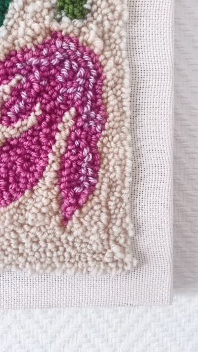 • COULEURS AU MUR •
De la couleur aux murs.
En peinture.
En dessin.
En sculpture.
En photo.
En collage.
Et puis en laine.