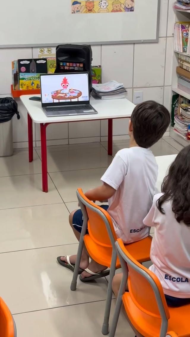 é um dia especial para celebrar o amor e a amizade. Ele acontece no dia 14 de fevereiro em muitos países.
Nesse dia, as pessoas mostram que gostam umas das outras dando cartões, flores, chocolates ou fazendo algo gentil, como um abraço ou um desenho.
O Valentine’s Day não é só para namorados. Também é um dia para mostrar carinho por amigos, família, colegas de classe e até professores. 💖
O mais importante é lembrar de ser gentil, dizer “eu gosto de você” e fazer alguém sorrir.