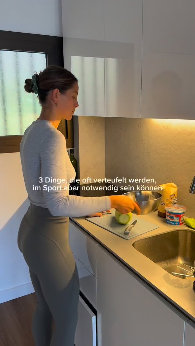 Rund um Ernährung kursieren so viele Empfehlungen. Dabei wird häufig vergessen, dass diese nicht automatisch auf den Sport übertragbar sind. Es gelten ganz andere Anforderungen & was im Alltag vielleicht als ungünstig gilt, kann im Training und in der Regeneration unter bestimmten Bedingungen sinnvoll oder sogar notwendig sein!!
1. Einfache Kohlenhydrate: Sie liefern schnell verfügbare Energie und können vor, während oder nach intensiven oder längeren Einheiten sinnvoll sein, um die Leistungsfähigkeit zu unterstützen und die Glykogenspeicher aufzufüllen.
2. Spätes Abendessen: Nach spätem Training ist danach zu essen sinnvoll, um Regeneration und Energieverfügbarkeit zu unterstützen. Ein Verzicht kann u.a. die Erholung beeinträchtigen und sich negativ auf die Leistungsfähigkeit in nachfolgenden Einheiten auswirken.
3. Salz (Natrium): Über den Schweiß gehen relevante Mengen Natrium verloren. Eine gezielte Zufuhr kann dazu beitragen, den Flüssigkeits- und Elektrolythaushalt zu stabilisieren, insbesondere bei längeren Einheiten oder bei hoher Schweißrate.
Folg mir gern für mehr @franziska.hadaschik ⚡️
#sporternährung #ernährung #sport #regeneration #performance