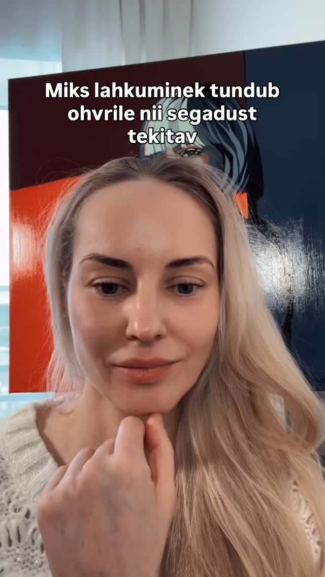 Lahkuminek peaks tooma kergenduse.
Aga paljud tunnevad hoopis rohkem segadust ja hirmu.
Kontrollivas suhtes on närvisüsteem harjunud pideva valvelolekuga.
Kui suhe lõpeb, ei kao see seisund kohe.
Keha ei tea veel, et olukord on muutunud.
See ei tähenda, et sa tahad tagasi minna.
See ei tähenda, et lahkuminek oli viga.
See tähendab, et su keha õpib alles,
mis tunne on turvalisus.
🎨 Maal minu selja taga ei ole juhuslik.
See on Jaana Tenno töö — kunstnik,
kelle looming kajastab teekonda enesekindluse suunas.
@jaanatenno_
#suhe #lahutus #vaimnevägivald #nartsissist #teraapia