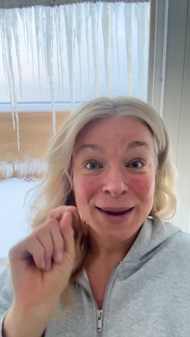 Eiszapfen entstehen aus fließendem Wasser. Und sie entstehen, wenn es zu kalt wird.
In der Psychologie sprechen wir bei starkem Stress oder Überforderung von unterschiedlichen Schutzreaktionen des Nervensystems. Eine davon ist der sogenannte Freeze-Zustand. Dabei zieht sich das System zurück, reduziert Aktivierung und geht in eine Form von innerer Erstarrung. Das ist kein persönliches Defizit, sondern eine biologisch sinnvolle Anpassung an eine als überwältigend erlebte Situation.
Viele leistungsstarke, verantwortungsbewusste Menschen funktionieren in diesem Zustand weiter. Sie organisieren, tragen, halten durch. Gleichzeitig berichten sie von innerer Distanz, wenig Zugang zu Gefühlen oder dem Eindruck, neben sich zu stehen.
Systemisch betrachtet ergibt jedes Verhalten Sinn im jeweiligen Kontext. Strategien entstehen, weil sie einmal Stabilität, Schutz oder Zugehörigkeit gesichert haben. Die entscheidende Frage ist deshalb nicht, was mit dir falsch ist, sondern in welchem Zusammenhang diese Strategie entstanden ist und ob sie dir heute noch dient.
Entwicklung bedeutet, die eigene Reaktionsflexibilität zu erweitern. Das Nervensystem integriert neue Erfahrungen von Sicherheit durch wiederholte Regulation. Kleine, verlässliche Impulse können dabei unterstützen. Ein bewusst verlängertes Ausatmen, das den parasympathischen Anteil aktiviert. Eine ruhige, achtsame Berührung im Bereich des Brustbeins, die Orientierung im Körper schafft. Ein Gespräch mit einem Menschen, bei dem du dich gesehen und verstanden fühlst. Regelmäßige Bewegung, die Spannung abbaut und wieder Fluss ermöglicht.
Es geht nicht darum, Schutzmechanismen zu bewerten oder aufzulösen. Es geht darum, dem eigenen System Schritt für Schritt neue Erfahrungen von Sicherheit und Verbindung zu ermöglichen.
Eis schmilzt durch Wärme.
Und psychologisch gesprochen entsteht diese Wärme durch sichere Beziehung – auch durch die Beziehung zu dir selbst.
Du bist die Hauptdarstellerin in deinem Leben. Auch in Phasen, in denen dein System sich schützt.
Folge mir gerne für mehr Inpulse.