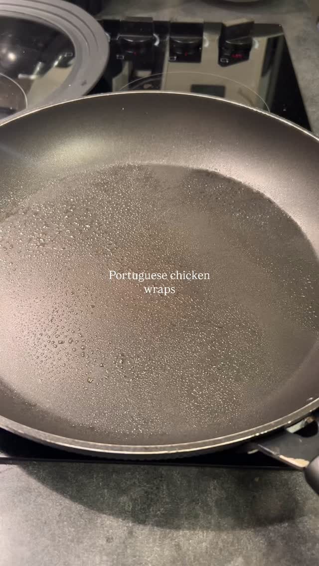 Portuguese Chicken Wraps 🌯🔥
Easy, flavour-packed and perfect for lunches or dinners when you want something quick but actually satisfying.
Save this one for busy weeks 👇
INGREDIENTS
Marinade
• 400g diced chicken breast
• ¼ cup plain Greek yoghurt
• 1–2 tbsp Portuguese seasoning
• 1 tsp lemon juice
To serve
• Wraps or tortillas
• Greek yoghurt or sour cream
• Grated cheese
• Lettuce
• Low sugar sweet chilli sauce
METHOD
1️⃣ Mix yoghurt, Portuguese seasoning and lemon juice in a bowl.
2️⃣ Add chicken and stir until well coated. Leave in the fridge for 30mins-2hrs if possible
3️⃣ Heat a pan over medium heat and cook chicken until golden and cooked through (about 6–8 mins).
4️⃣ Warm wraps, then spread a dollop of yoghurt or sour cream on the bottom. Top with lettuce, chicken, cheese and sweet chilli sauce.
5️⃣ Wrap, eat, repeat.
Perfect if you’re training, working, and need meals that actually fuel you, not just fill you.
If you want more simple, performance-friendly meals like this, follow along or DM me 💬
#portugesechicken #healthydinnerideas #healthylunchideas #dietitian #sportsdietitian