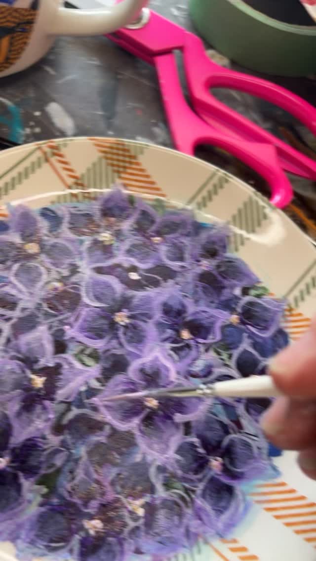 I have an exhibition coming up in May in Dunedin, and working on a new ‘plated art’, series, happy to say it’s going well, and this star plate is dedicated to Mum, who would have celebrated her 74th birthday this month, always loved hydrangeas and her favourite colour, which was also her birth stone.
https://www.andreasextonartist.com
#littleredcabooseartgallery #orepuki #mixedmedia #littlegallery #mixedmediaart #artlife #westernsouthland #artist #artworkshop #artastherapy