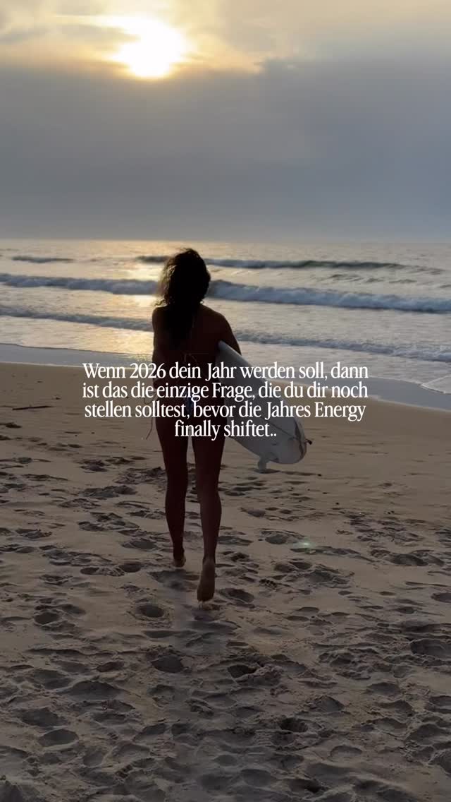 Die Frage ist irgendwie beides: einerseits gefühlt die tiefgründigste Frage, die wir uns stellen können & gleichzeitig auch die einfachste. Denn wenn wir uns selbst genug Raum geben, um uns wirklich mal tief mit unserem Inneren zu verbinden, mit unserem Herzen, mit unserer Wahrheit, dann kommt die Antwort auf diese Frage ganz leicht aus deinem Herzen zu dir.
Diese eine Frage ist:
Wer bist du wirklich?
Wer bist du, wenn niemand zusieht, niemand dich bewertet nicht mal du selbst? Wenn du aus dem Herzen lebst? Wenn du radikal ehrlich zu dir bist? Was macht dich aus? Was ist dir wirklich wichtig? Was zählt für dich? Was will durch dich gelebt werden? Wofür bist du hier auf dieser Erde? Was ist DEIN Warum?
Und diese Antwort, wenn sie wirklich aus deinem Herzen kommt, wird dir zeigen, wer du 2026 wirklich werden willst. Und dafür brauchst du keine Vorsätze, keine Listen, keine Affirmationen sondern nur diese eine Antwort. Denn du erschaffst damit wenn man es genau nimmt gar keine neue Version, sondern es ist viel mehr ein erinnern an deine wahre Essenz. Ein zurückkommen zu der Person, die du wirklich bist.
Also nimm dir Zeit dir darüber klar zu werden, dich zu erinnern, wer du tief in dir wirklich bist & du wirst ganz automatisch neue Gewohnheiten etablieren, vielleicht sogar dein Umfeld verändern, anders denken, anders sprechen ✨🤍
#energie #newyear #2025 #2026 #change