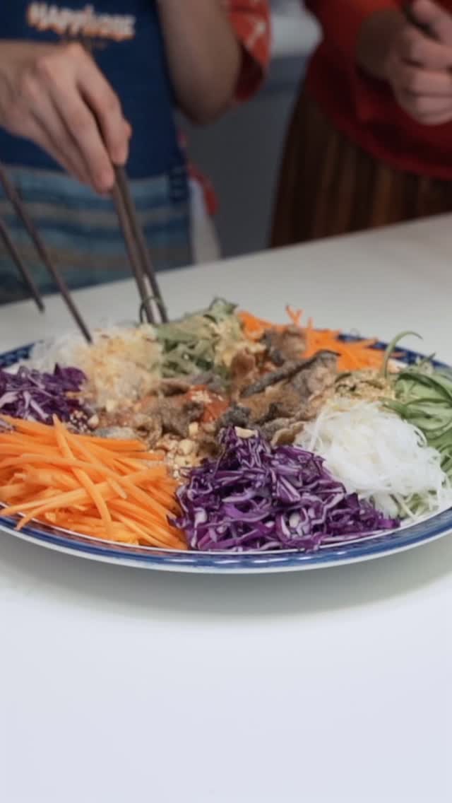 YU SHENG is the prettiest salad you’ll ever ruin on purpose.
And LO HEI is how Singapore and Malaysia do Lunar New Year loud. Gong Xi Fa Cai!
Free recipe on Substack 👉 happivore.substack.com
#eatyourluck #YuSheng #LoHei #LunarNewYear
Throwback to 2019 with Chef Dong