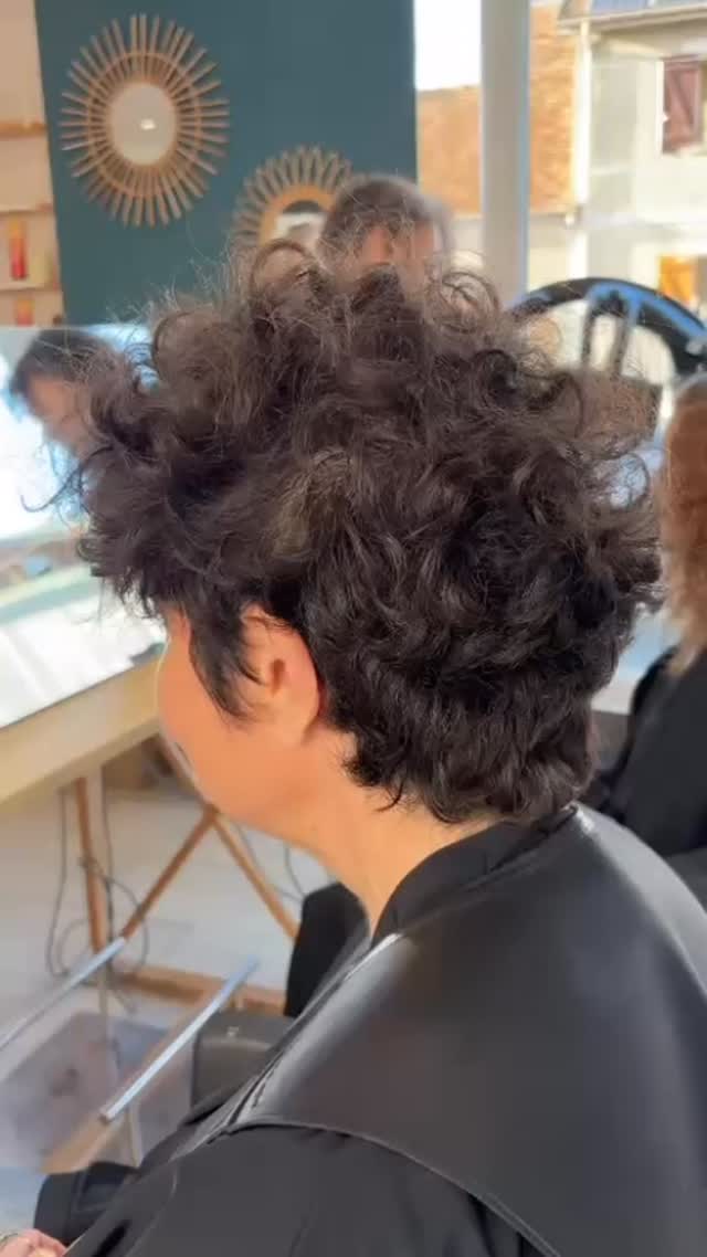 POV : tu penses que les boucles doivent rester longues… 👀
Comme quoi, court = style assuré 🔥
#glowup #avantapres #boucles #hairtransformation #coiffeurbouclé