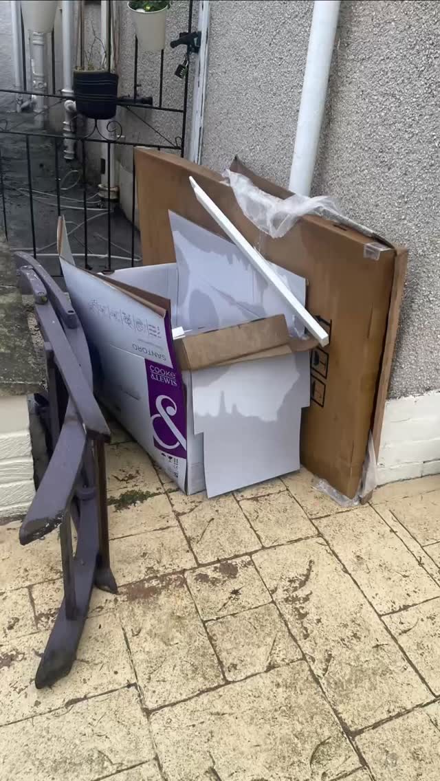 From cluttered to collected. Boxes, household waste, timber and a bath safely removed and disposed of by our SEPA-registered team.
Message us for a fast quote.
#edinburgh #wastecollection #houseclearance #timberwaste #bathroomripout #localbusiness #separegistered #responsibledisposal #scotlandbusiness #cws