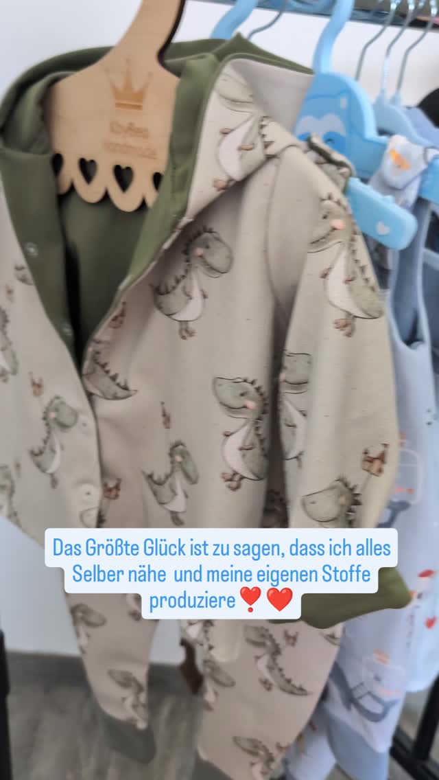 Das größte Glück ist es meine eigenen Stoffe zu produzieren und selber alles daraus zu nähen.✂️❤️🍀
#kinderbekleidung #handmadeshop #kidsfashion #babyshop