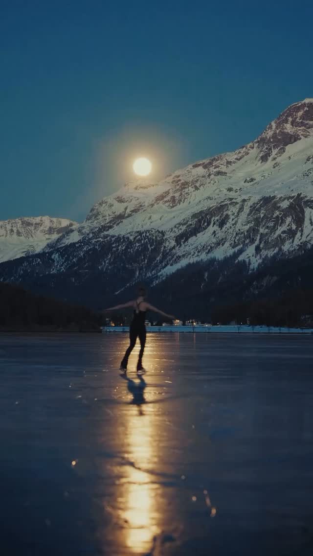 Obsessed with this video of Céline Blarer skating under moonlight 🌕️⛸️ Have you ever tried this? 🤯 #JohnWilsonBlades
Performed by professionals, do not attempt!
📷️: @celine.blarer
#FigureSkating #IceSkating #WildIce #OutdoorSkating