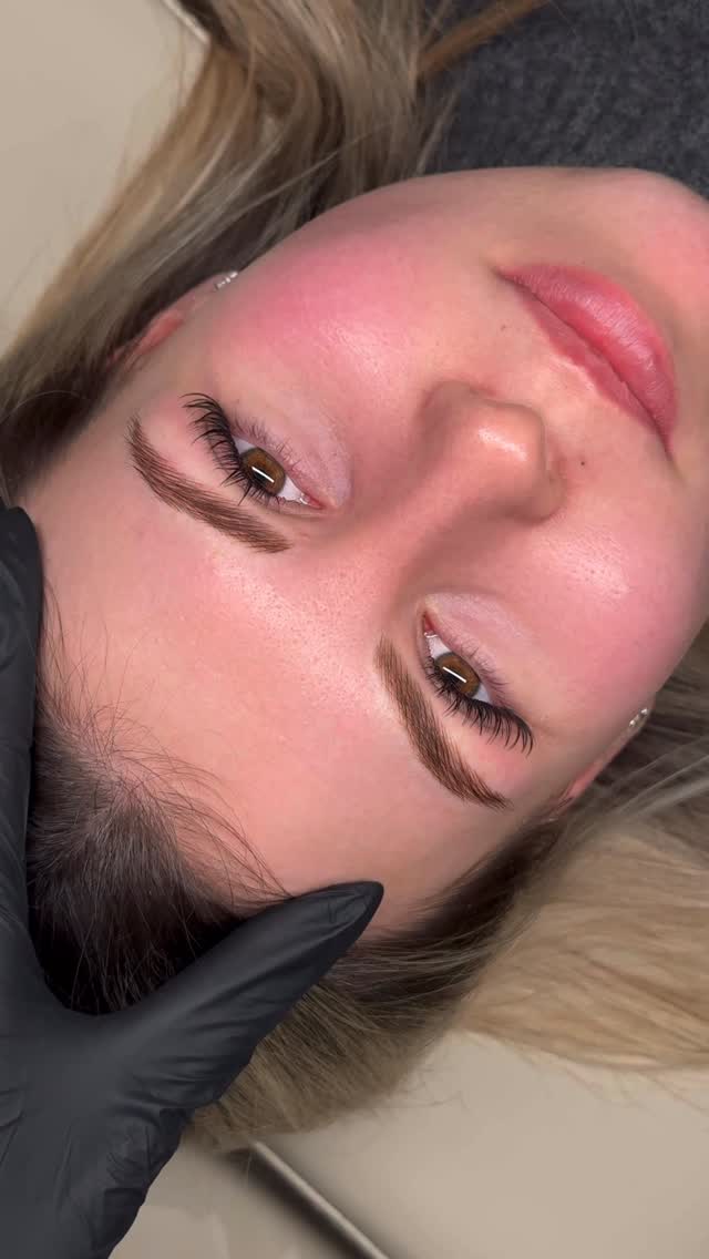 THE POWER OF HAIRSTROKES 👩🏽🎨
Hairstrokes sind die natürlichste Methode, um den „your brows but better“-Effekt zu erzielen - keine Balken, keine unnatürlichen Kanten: Nur präzise Härchenzeichnung, die deine natürliche Schönheit perfekt zur Geltung bringt ✨
#BrowsOnFleek
#HappyBrowsHappyMe #Hairstrokesmünchen #powderbrows #powderbrowsmünchen