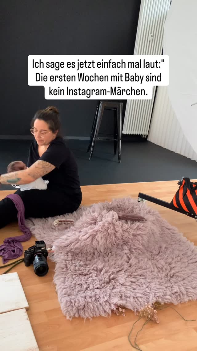 Die ersten Wochen mit Baby sind kein Instagram-Märchen. Und das ist völlig okay.
Wenn ihr zu mir ins Studio kommt, höre ich oft denselben Satz:
„Entschuldigung, ich sehe heute nicht so gut aus. Wir haben die ganze Nacht nicht geschlafen.“
Und weißt du was? Genau das macht eure Bilder so echt. So wertvoll.
Ich kann die perfekte Kulisse schaffen, das Licht setzen, die schönsten Posen anleiten. Aber das, was eure Neugeborenenfotos wirklich besonders macht, kann ich nicht inszenieren:
🧡Die Art, wie du dein Baby ansiehst, obwohl du erschöpft bist.
🧡Die Zärtlichkeit in Papas Händen, auch wenn er noch unsicher ist.
🧡Die pure, ungefilterte Liebe, die durch jede Faser eures Körpers fließt.
Das ist es, was ich einfange.
Nicht die Illusion von Perfektion. Sondern die echte Schönheit dieses intensiven, überwältigenden, wundervollen Lebensabschnitts.
Ihr kommt zu mir, wie ihr seid. Müde, überwältigt, verliebt. Und ich verwandle diese Momente in Erinnerungen, die ihr für immer festhalten könnt.
Denn genau SO – authentisch und echt – werdet ihr diese Zeit später erinnern wollen.
