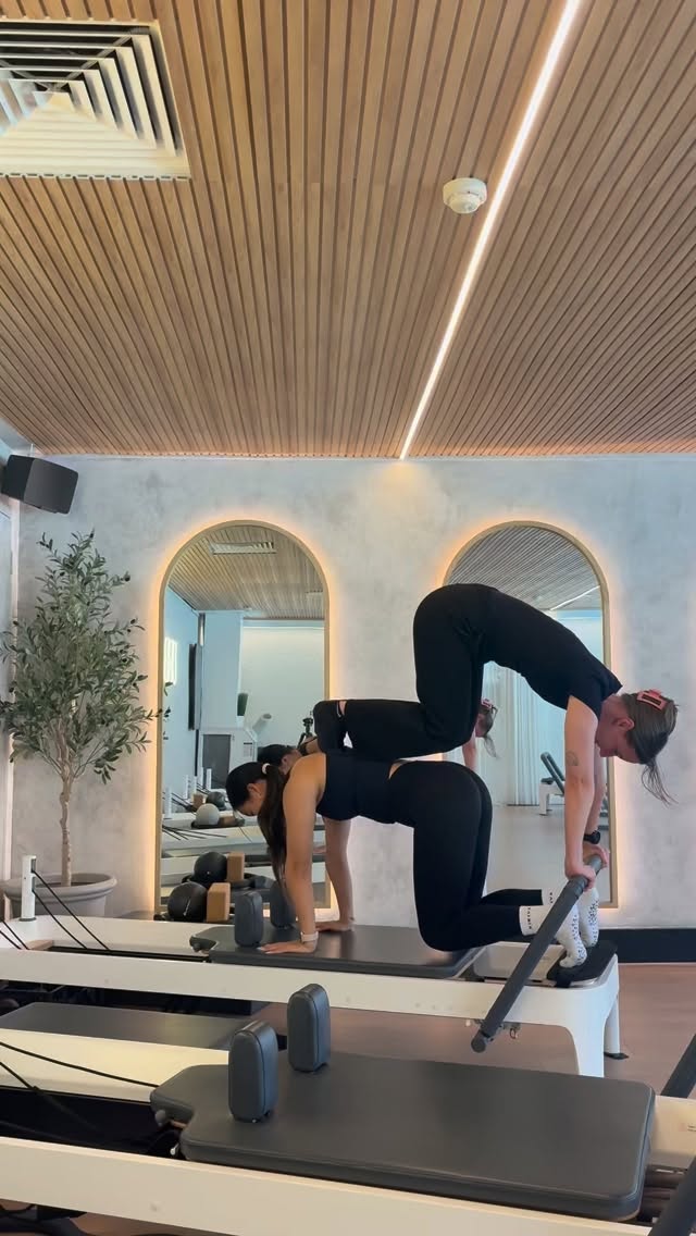 Balance ⚖️ Stength 🔥 Teamwork 🤍
Partner plank series.
#pilates #plank #partnerpilates #reformerflow #northsydney