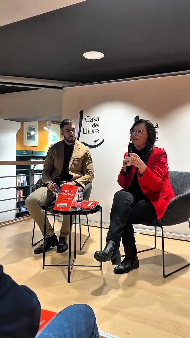 Hace un año fue la presentación de Autoliderazgo y Conducción de Grupos, un libro que recoge toda la experiencia de @mastergrupos
Autoliderarse es darse el poder y voz para elegir activamente hacia dónde te diriges y cómo lo haces. Es Compromiso con unx mismx, que no en solitario. Porque Autoliderar también es saber esta acompañado y acompañar, rodearte y cuidar tus relaciones para co-crecer. También es Compromiso social y relacional, es comprometerte con personas.
Justo en este fragmento abordamos este riesgo que hay de perder el compromiso en esta era de la inmediatez y cómo cada vez cuesta más.
Justo hablando con @palacinlois hace unos minutos recordamos que aquél día hubo muchísima lluvia y justo hoy, un año después, este viento terrible; y es que el dar guerra nos sigue a dónde vayamos. Y aún con ello, la sala de @casadellibro estaba llena; gracias por el compromiso.