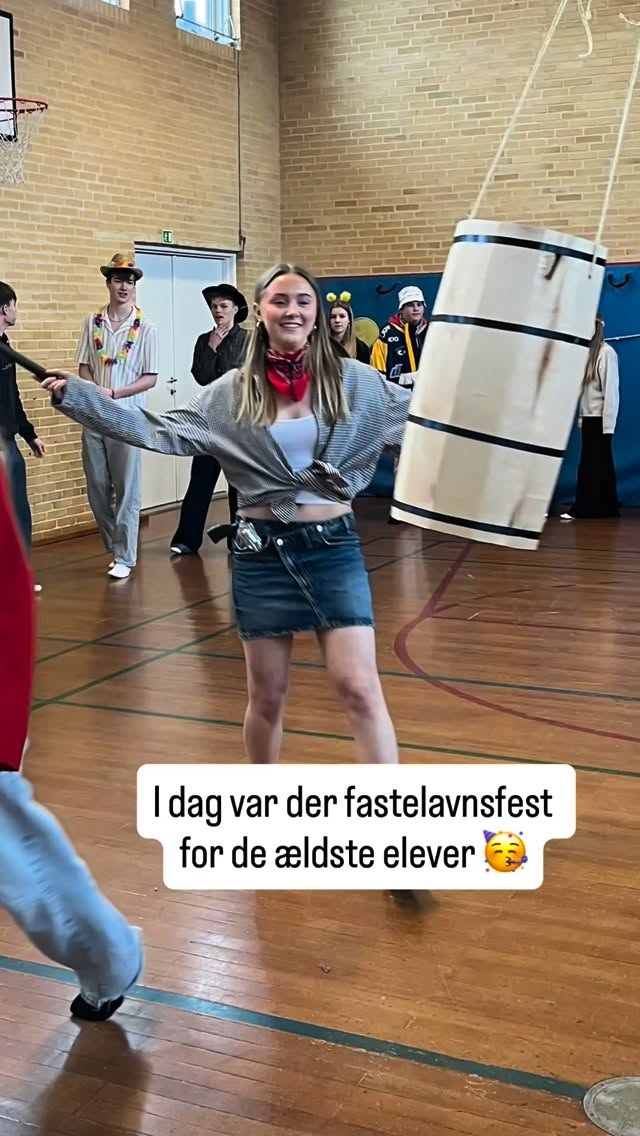 DER VAR EN KATTEDRONNING, EN KATTEKONGE OG EN KAT, DER SKULLE SLÅS AF EN TØNDE 👸🫅🐈⬛
Og så var der 50-ish unge mennesker, der gav den gas med godt humør, flotte udklædninger og god appetit på fastelavnsboller 😋
I dag var der nemlig fastelavnsfest for de ældste elever i 8., 9. og 10. klasse i valgfagstimerne 🥳
Det var megahyggeligt, og de unge mennesker var i godt humør - især da slikket røg af tønden og fastelavnsbollerne kom på bordet 😃🍬🍭😄😋
Og, nåh ja - så må vi ikke glemme at ønske 8. klasse stort tillykke med præmierne for bedste udklædning, både individuelt og som gruppe 😃🏆
Godt gået, venner og tak for en dejlig dag 🥰
#Fastelavn #udklædning #Fællesskab #HerningFriskole #EtGodtStedAtLæreVæreOgVokse