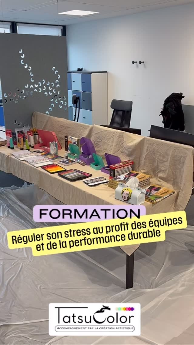 Personne ne parle vraiment de ça en entreprise…
et pourtant, c’est souvent là que tout se transforme.
On parle de process.
De méthodes.
D’outils.
Et pourtant, quand la pression monte, les tensions relationnelles apparaissent, l’énergie baisse, la coopération se fragilise.
Pourquoi ?
Parce qu’on ne transforme pas les dynamiques humaines uniquement par le mental.
Le programme Tatsucolor a démarré chez @Parlym – site Virage, avec une conviction forte :
les changements durables se produisent quand on travaille au cœur des interactions humaines.
Avec @Tatsucolor, nous explorons ce qui influence réellement le collectif :
la conscience émotionnelle, la posture relationnelle, la capacité d’adaptation et les ressources individuelles et communes.
Notre approche se situe à l’intersection de quatre dimensions :
▫️ Développement des compétences humaines et de l’intelligence émotionnelle
▫️ Prévention et prise en charge des risques psychosociaux
▫️ Développement de la capacité d’agir
▫️ Performance collective durable
L’expérimentation permet une prise de recul vécue, concrète, qui ancre de nouvelles façons d’être et de coopérer.
Une première séance marquée par l’engagement, l’implication et une belle qualité de présence.
Merci aux participants et aux équipes pour leur confiance 🙏
La suite du parcours arrive…