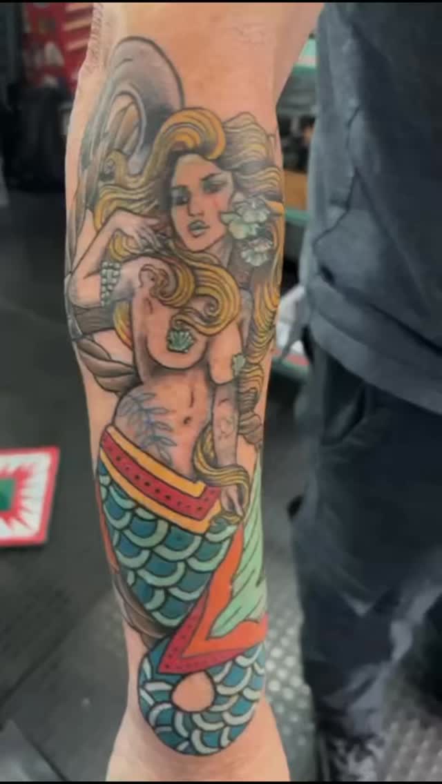 Milo has done some awesome work on @wanderingdesertdawg this mermaid 🧜♀️ is a recent addition. Thanks Jayson, we always love having you and Alana in the studio. Thanks for the support!
#capetowntattoo #capetowntattooartist #capetowntattoostudio #tattoostudionearme #mermaidtattoo