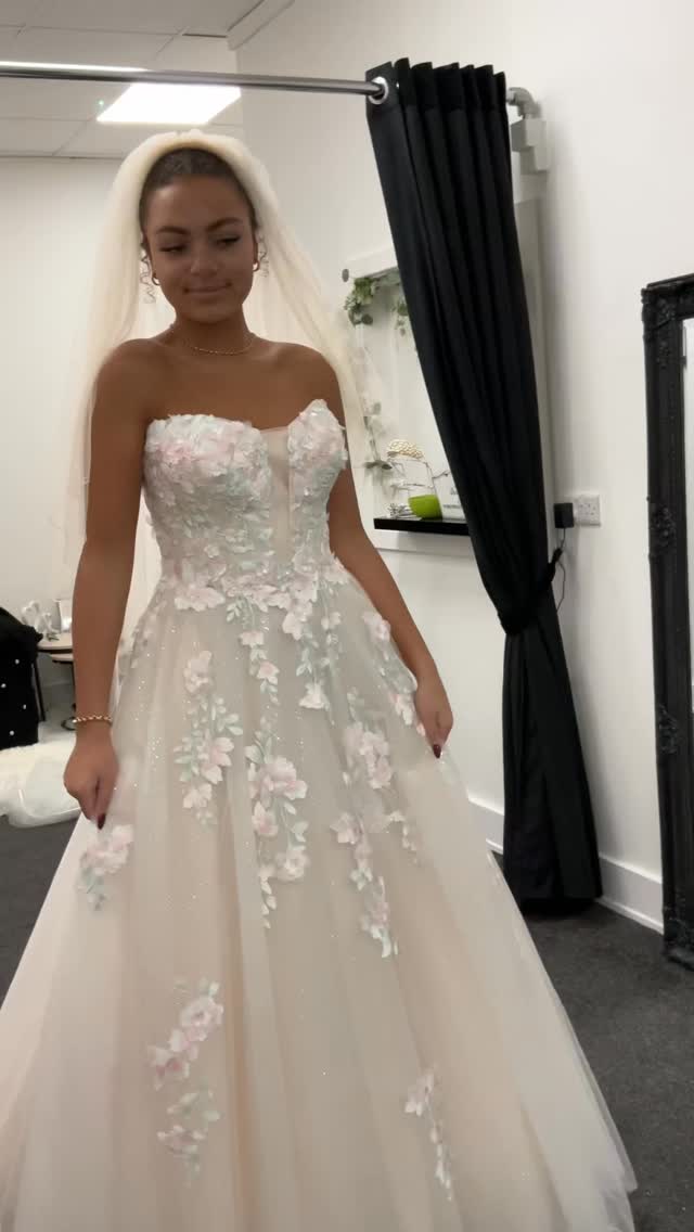 Spring brides…. This is your sign ✨
If your getting married in spring- you need to try these dreamy gowns on,
Light, Romantic and made for that soft spring glow🌸
#weddingdress #bride #weddingexperience #weddings #weddingoutfits weddingstyle weddingdresses weddinginspiration weddingideas weddingdresssale bridalstyle bridesgrantham lincolnbride nottinghambride eastmidlandbride eastmidlandswedding bridetobe bridetribe newarkbride newarkontrent ollertonbrides tuxfordbrides Sleafordbrides mansfieldbrides doncasterbride