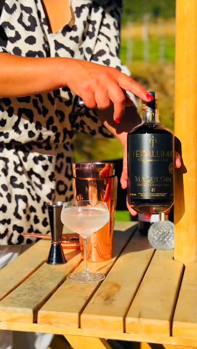 ❤️ Semana de San Valentín en Tepaluma ❤️ Del 7 al 14 de febrero.
🎶 Playlist especiales🍫 Bombones para acompañar🍸 Bar Tepaluma: 2 cócteles x $14.000 durante toda la semana.
El amor no es una sola historia, son momentos que se sienten, se brindan y se recuerdan.
7 momentos, 7 cocteles:
💐 Rosas y mariposas: Maqui Royale
🔥 La pasión del primer encuentro: Chilco Sexy Sour
🥂 La celebración de la amistad: Maqui Spritz
🤍 La consolidación: Maqui Sour
💔 El despecho femenino: Maquitini
🥃 El despecho masculino: Negroni
✨ Los años dorados de quienes persisten: Añejado en las rocas
Te invitamos a elegir tu momento en el amor y vivirlo con nosotros, copa en mano ❤️🔥
Receta N° 4: La cura para el despecho: Maquitini
- 60 ml de Tepaluma® Maqui Gin
- 15 ml de Dolin Rouge o el vermú rosso de tu preferencia
- Decorar con un bombón de chocolate
Canción: Me voy, Julieta Venegas, 2006.
………………
⚠️ ᴀᴅᴠᴇʀᴛᴇɴᴄɪᴀ: ᴇʟ ᴄᴏɴsᴜᴍᴏ ɴᴏᴄɪᴠᴏ ᴅᴇ ᴀʟᴄᴏʜᴏʟ ᴅᴀñᴀ ᴛᴜ sᴀʟᴜᴅ I ɴᴏ ʙᴇʙᴇʀ ᴀʟ ᴄᴏɴᴅᴜᴄɪʀ I ʀɪᴇsɢᴏ ᴘᴀʀᴀ ᴛᴜ ʙᴇʙé I ɴᴏ ʙᴇʙᴇʀ ᴍᴇɴᴏʀᴇs ᴅᴇ 𝟷𝟾 ᴀñᴏs I ᴍɪɴɪsᴛᴇʀɪᴏ ᴅᴇ sᴀʟᴜᴅ
ℹ️ᴠᴀʟᴏʀ ᴇɴᴇʀɢéᴛɪᴄᴏ ᴅᴇ ᴛᴇᴘᴀʟᴜᴍᴀ ɢɪɴ: 𝟸𝟺𝟶 ᴋᴄᴀʟ ᴘᴏʀ ᴄᴀᴅᴀ 𝟷𝟶𝟶 ᴍʟ I ᴛᴇᴘᴀʟᴜᴍᴀ ᴍᴀǫᴜɪ ɢɪɴ: 𝟸𝟷𝟽 ᴋᴄᴀʟ ᴘᴏʀ ᴄᴀᴅᴀ 𝟷𝟶𝟶 ᴍʟ I ᴛᴇᴘᴀʟᴜᴍᴀ ɢɪɴ ᴀñᴇᴊᴀᴅᴏ: 𝟸𝟺𝟻 ᴋᴄᴀʟ ᴘᴏʀ ᴄᴀᴅᴀ 𝟷𝟶𝟶 ᴍʟ
#TepalumaGin #Patagonia #sanvalentin #amor #love