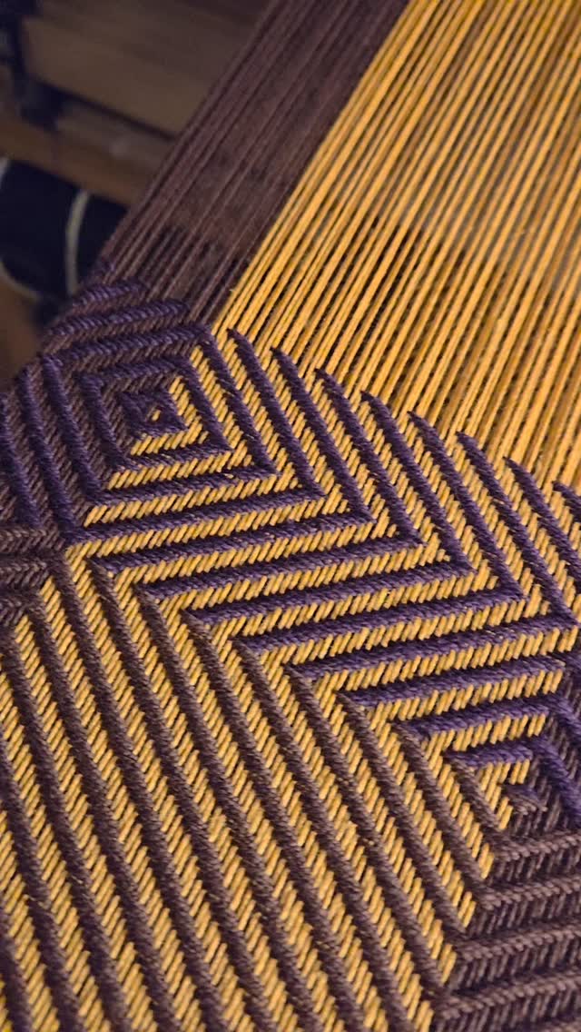 Purple on brown so the color pops a little bit and gives a little optical illusion.
#sunriselodgefiberstudio #weaversofinstagram #weaving #handmade #handwoven