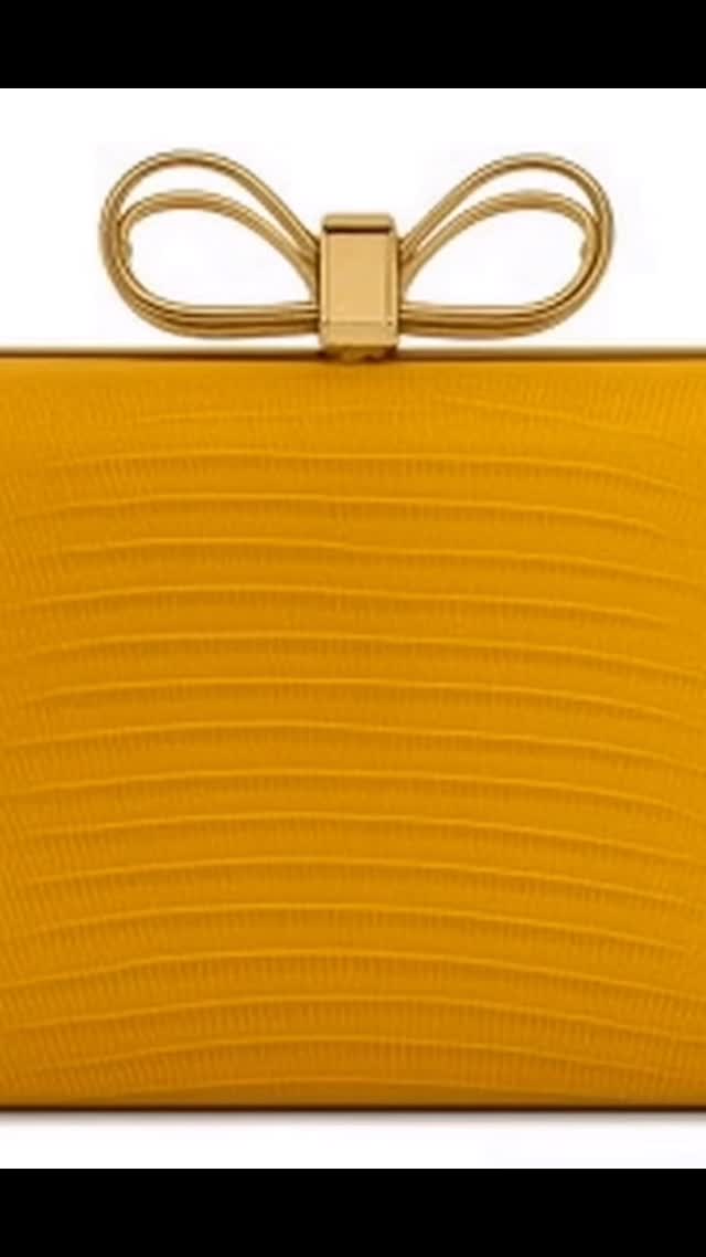Introducing Annie® Eleni Minaudière in Lizard skin ✨
Golden hour sophistication meets sculptural bow detail, luxe lizard texture, and a radiant gold frame. Tap to watch the video and see every detail up close. 💛
#SpringCollection #Luxuryaccessories #handbagsfortodaysgoddess™