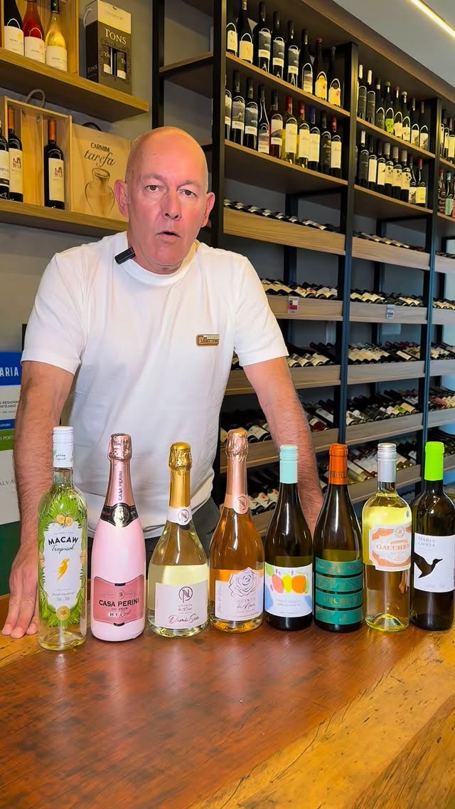 Carnaval combina com alegria, descanso…e bons vinhos. 🍾✨
Na Adega Fontana você encontra vinhos e espumantes nacionais e importados, perfeitos para tomar puro, preparar drinks ou brindar com quem você gosta.
📍 Referência em vinhos importados em Colombo.
Passe na loja e fale com nossa equipe para escolher o rótulo ideal para o seu Carnaval.
#AdegaFontana #Carnaval #VinhosImportados #Espumante #Colombo