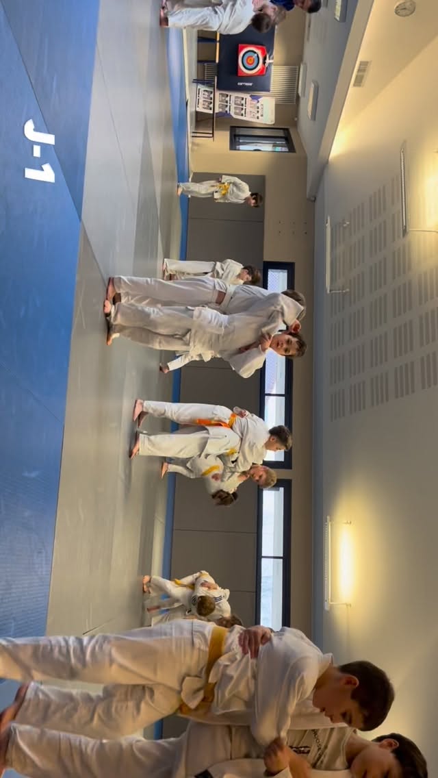 Jeudi Première journée au top ! 🤩
De l’énergie, des sourires, de l’engagement et déjà de très belles choses sur le tatami 💪
On a travaillé sérieusement… mais toujours dans la bonne humeur 😁
Technique, jeux, cohésion, esprit d’équipe : le combo parfait pour bien démarrer le stage 🚀
Bravo aux stagiaires pour leur investissement dès le premier jour 👏
Ça promet une belle suite !
On récupère bien, on mange bien, on dort bien…
et on se retrouve demain encore plus forts pour le J2 🔥💥👊🤙💪😅
#StageJudo #shiaiclubcapbretonangresse ÉnergiePositive #dojostmartinois #judoclubcotebascolandais