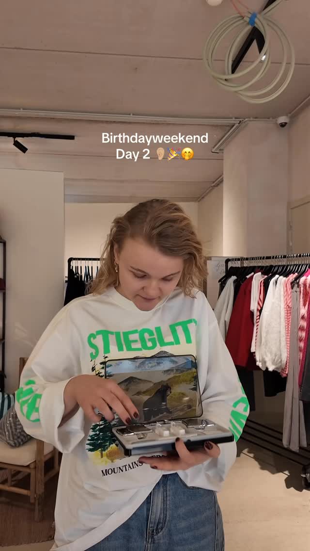 Inschrijven kan via onze webshop onder het kopje workshops
⏰ Tijdsloten
We werken met vaste uren zodat alles vlot verloopt:
11:00–12:00
12:00–13:00
14:00–15:00
15:00–16:00
16:00–17:00
Max. aantal per uur = beperkt ✨
We laten 6 mensen per uur toe; het kan dus zijn dat je even moet wachten in de winkel; wij zorgen voor een hapje en drankje tijdens het wachten!
💳 Voorschot & prijzen
Bij reservatie betaal je een voorschot.
Dit bedrag wordt in de winkel afgetrokken van je piercing(s).
Prijzen in de winkel:
1 piercing → €24,99
2 piercings → €45,00
Nazorg (premium verzorging) → €16,99
Extra gaatjes of nazorg kan je ter plaatse bijboeken.
🧡 Zo werkt het
✔️ Kies je tijdslot
✔️ Betaal je voorschot
✔️ Kom 5 minuten op voorhand
✔️ Kies in de winkel je piercings & opties
✔️ Wij doen de rest ✨