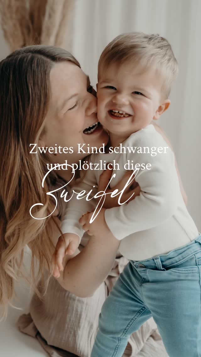 Zweites Kind schwanger und plötzlich diese Gedanken?
So viele werdende Mamas mit Kleinkind fragen sich genau das:
Kann ich mein zweites Baby genauso lieben wie mein erstes?
Kurz vor der Geburt kommen oft Zweifel:
Werde ich meinem ersten Kind noch gerecht?
Schaffe ich den Alltag mit Baby und Kleinkind?
Und ich sage dir als Mama: Ja.
Du wirst genug Liebe für beide Kinder haben.
Du wirst in deine Rolle als Zweifachmama hineinwachsen.
Du wirst stärker, mit jeder neuen Herausforderung.
An dich, liebe Schwangere Mama und Mama mit Kleinkind:
Sei nicht so hart zu dir selbst.
Glaub an dich. Du musst nicht perfekt sein, um eine gute Mama zu sein.
Denk daran:
Es geht nicht nur darum, deinen Kindern eine schöne Kindheit zu schenken.
Du darfst dir auch eine schöne Mutterschaft erlauben.
Denn deine Kinder haben nur eine Kindheit
und du hast nur eine Mutterschaft.
Ein Shooting ist ein toller Moment diese besondere Umbruchszeit festzuhalten ❤️ folge mir für mehr @soulmom.era @soulmom.era @soulmom.era