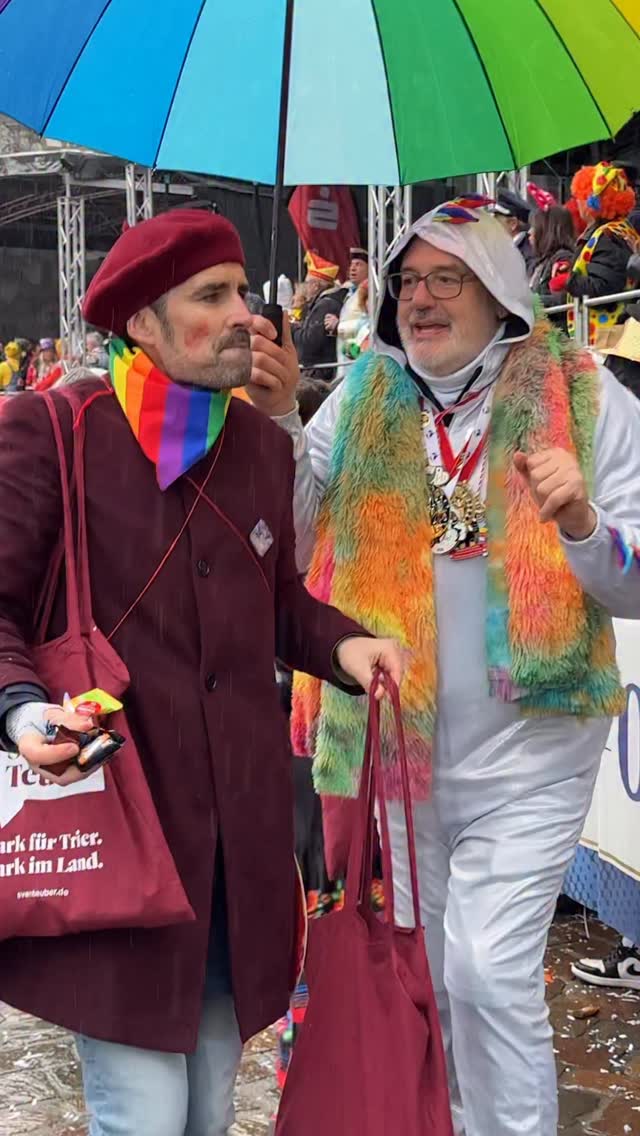 Wenn eine Stadt gemeinsam strahlt. ✨🌈
Was für ein Tag. Was für eine Energie. Was für ein Zeichen. ❤️
Mit den Trierer Jusos beim Rosenmontagszug – als Malerinnen und Maler für eine Stadt, die sich nicht grau machen lässt.
Über 10.000 Tütchen Gummibären.
Über 6.000 Schokoriegel.
Unzählige strahlende Gesichter.
Aber es ging um mehr als nur Süßigkeiten.
Karneval ist Lebensfreude.
Karneval ist Zusammenhalt.
Karneval ist Vielfalt.
Grau? Schwarz? Braun?
Nicht in unserer Stadt. Nicht in unserer Gesellschaft.
Wir haben Trier bunt gemalt – mit Farbe, mit Lachen, mit Haltung. 🎭✨
Danke an alle, die an der Strecke standen, mit uns gefeiert haben, organisiert, gesichert, geplant und möglich gemacht haben, was diesen Tag so besonders macht.
Lasst uns diese Energie mitnehmen.
Nicht nur bis Aschermittwoch – sondern jeden einzelnen Tag.
Denn eine bunte Stadt ist keine Selbstverständlichkeit.
Sie ist eine Entscheidung. 🌈❤️
👉 Markier jemanden, der dieses Lächeln heute gebraucht hat.😊
#Trier
#Rosenmontag
#karnevalistbunt
#sventeuber
#Zusammenhalt