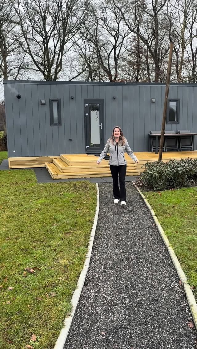🧽✨ Gezocht: enthousiaste schoonmaakheld(in)! ✨🧽
Voor onze knusse chalets & B&B zijn wij op zoek naar iemand die blij wordt van een fris, schoon en verzorgd huisje voor onze gasten.
Wat ga je doen?
• Schoonmaken van chalets
• Bedden opmaken
Wie zoeken wij?
✔ Oog voor detail
✔ Zelfstandig en betrouwbaar
✔ Houdt van een net en gezellig huisje
✔ Woont in de buurt van ons gastenverblijf in Oldeberkoop
Werktijden:
• Op oproepbasis
• Dinsdag en/of donderdag
• Enkele uren per dag (geen volle werkdagen)
• Tussen 11:00 en max. 15:00 uur (afhankelijk van wissels)
Ideaal als je bijvoorbeeld tijd hebt naast de zorg voor de kids, of op zoek bent naar een leuk bijbaantje na je examens 💪
Je werkt zelfstandig — podcast aan, muziekje op en gaan!
(Stiekeme dansjes toegestaan 💃😉)
Delen wordt gewaardeerd 🫶🏼