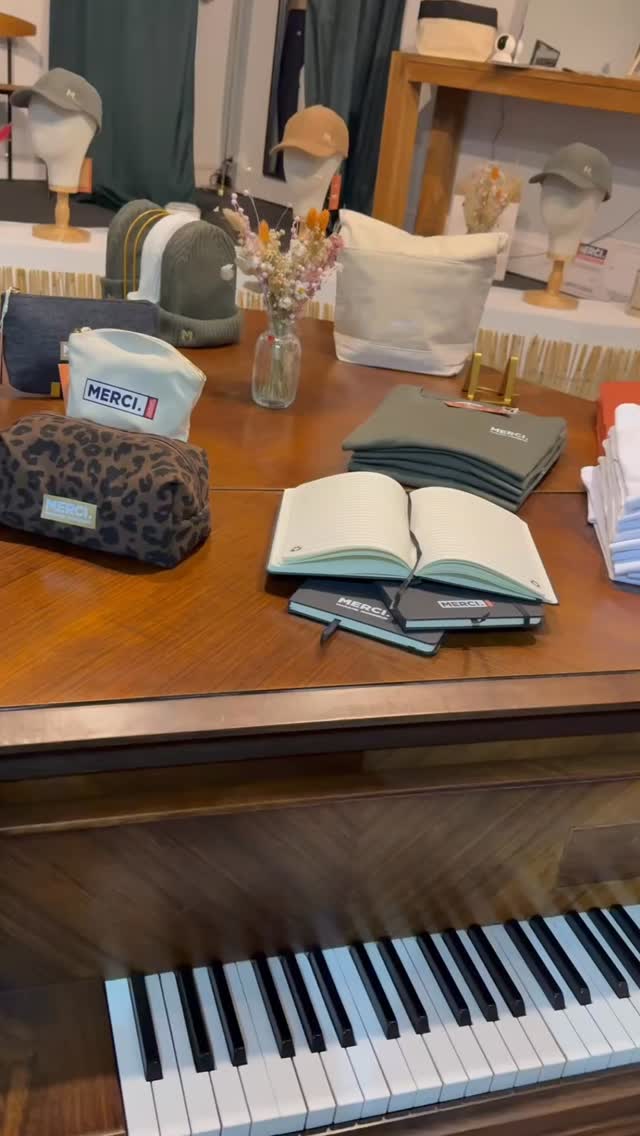 🎹 𝑳𝒆 𝒑𝒊𝒂𝒏𝒐 𝒅𝒆 𝒍𝒂 𝑴𝒂𝒊𝒔𝒐𝒏…
Chez Merci Madame Monsieur, chaque détail raconte une histoire.
Et celui-ci a une âme particulière.
Un piano qui ne fait pas que décorer…
Il donne le ton.
Il crée l’ambiance.
Il invite à ralentir.
Entre deux essayages, un café, un bouquet,
laissez-vous porter par quelques notes 🎶
Merci à La Niche pour cette belle pièce qui trouve aujourd’hui sa place au cœur de la boutique 🤍
La Maison Merci Madame Monsieur
66 rue de Fontenelle
76000 Rouen
Du lundi au samedi – 10h / 20h
#MerciMadameMonsieur #MaisonMMM #ConceptStoreRouen #LaNiche #DecorationBoutique AmbianceMaison
