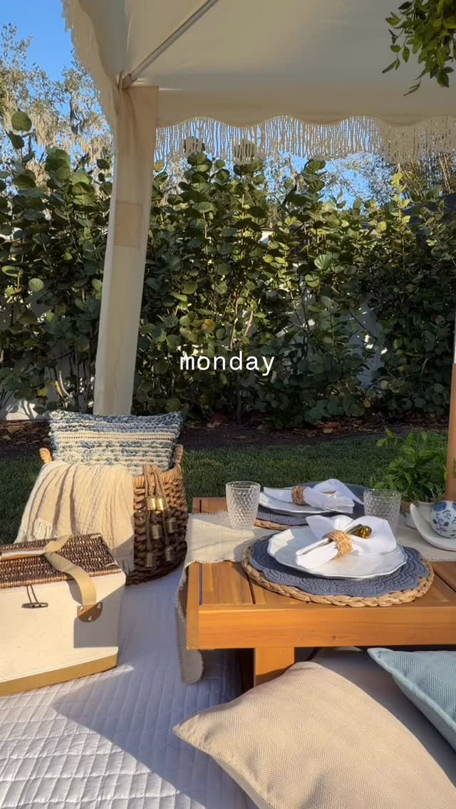 A color for every celebration… Wednesday is our favorite ✨🧺 Which color matches your next celebration?
.
.
.
.
.
#luxurypicnic #picnicsetup #annamariaisland #beachpicnic #picnicaesthetic