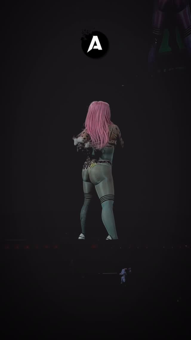 🐈 Doja Cat deslumbró a Chile por segunda vez, pero por primera con plena disposición para arrasar en un concierto propio: allí, en medio de un fiel repaso a su discografía, y el foco puesto en “Vie” (2025), la rapera elevó un ambiente de salón hasta convertirlo en una fiesta del canto, el baile y la experimentación musical, en medio de una audiencia rendida al ícono. Los instrumentos de viento convivieron con el rapeo más crudo, el autotune con los coros más profundos, y el presente con el futuro del pop y el rap.