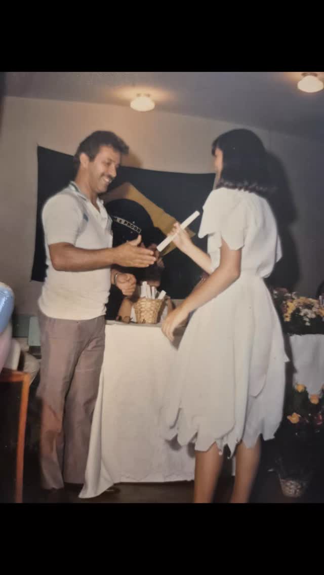 Uma medalha, um campeonato é um momento de abrir mão de descanso, de conforto, é exposição, é stress e pode ser resultado, porque a vitória é pessoal. A minha homenagem ao meu primeiro professor de Karatê, Cleibe, no dia da minha formatura do 8.ano. Ele era professor de geografia e ficava depois da aula para ensinar Karatê para as meninas do Ensino Fundamental gratuitamente.