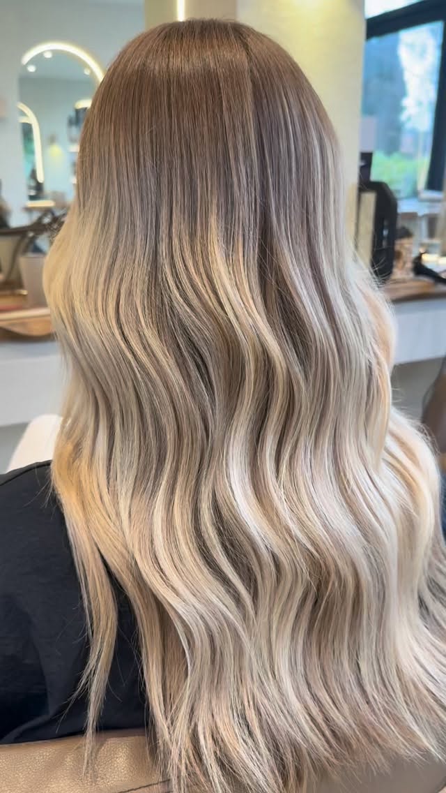 Soft, seamless blonde blend 🤍
A lived-in balayage with natural root depth melting into creamy, dimensional lengths for that effortless, low-maintenance glow✨
@second_opinion_hairdressing
#balayage #blondehair #livedinblonde #icyblonde #blondespecialist