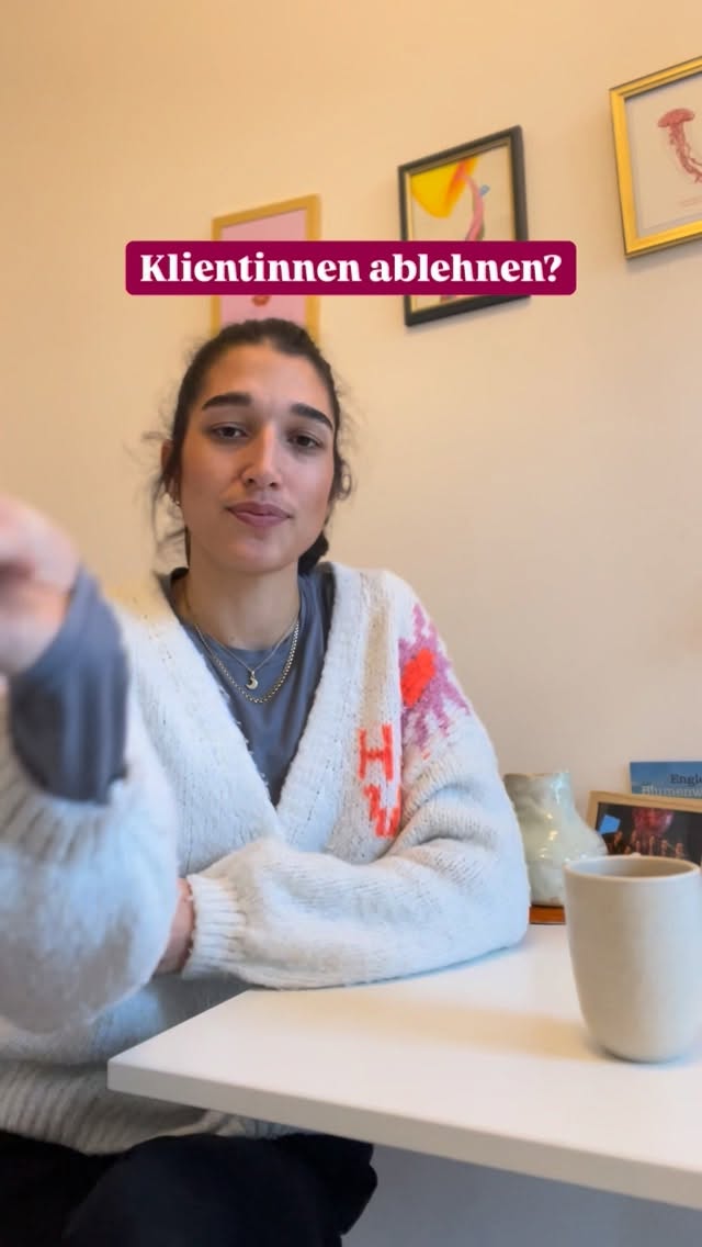 Ich bin Aurora, körperorientierte Beraterin für Frauen bei Unsicherheit, Anpassung & People Pleasing.
Arbeit mit psychischem Wohlbefinden braucht einen klaren Rahmen.
Dies Grenzen ist kein Mangel. Sie ist ein zentraler Wert meiner Arbeit.
Und weil mir wichtig ist, dass du konkret weißt,
wann und wie ich für dich da sein kann und wann nicht.
1. Ich behandle keine Diagnosen.
Auch wenn Diagnosen Teil deiner Geschichte sind,
soll die Begleitung neben ihnen möglich sein: als gemeinsamer Prozess, nicht als Behandlung.
Konkret heißt das:
Wenn deine psychiatrischen Diagnosen aktuell so zentral sind, dass sie der Dreh- und Angelpunkt der Begleitung wären, werde ich dir eine fachärztliche Form von Unterstützung ans Herz legen.
2. Begleitung ist für mich Zusammenarbeit.
Meine Arbeit ist keine Dienstleistung,
bei der du abgibst und ich „mache“.
Ich arbeite relational.
Du bringst dich ein, ich bringe mich ein.
Ziel meiner Arbeit ist mehr Selbstwirksamkeit;
dafür braucht es deine Bereitschaft, dich zu zeigen.
Ich begleite dich dabei,
aber ich kann diesen Weg nicht für dich gehen.
3. Ich begleite nur dort, wo ich reguliert bleiben kann.
Es ist für mich unerlässlich, ein präsentes, stabiles und klares Gegenüber zu sein.
Wenn ein Thema mich selbst so stark berührt,
dass ich diese Rolle nicht halten kann,
übernehme ich dafür Verantwortung
und begleite dich darin nicht.
Diese Grenzen sind Teil meines fachlichen Rahmens.
Und sie sind auch Teil der Werte, die ich in meiner Begleitung vermittle:
Eigenverantwortung, Selbstwirksamkeit
und die Fähigkeit, die eigenen Grenzen wahrzunehmen
und zu ehren.
•••
Videos wie diese dienen der Unterhaltung und ersetzen keine Begleitung. Sie dienen nicht als professioneller Rat und gehen ebenso nicht auf die Feinheiten psychischer & emotionaler Gesundheit ein (weil sie dafür viel zu individuell ist!).
www.auroraprema.de