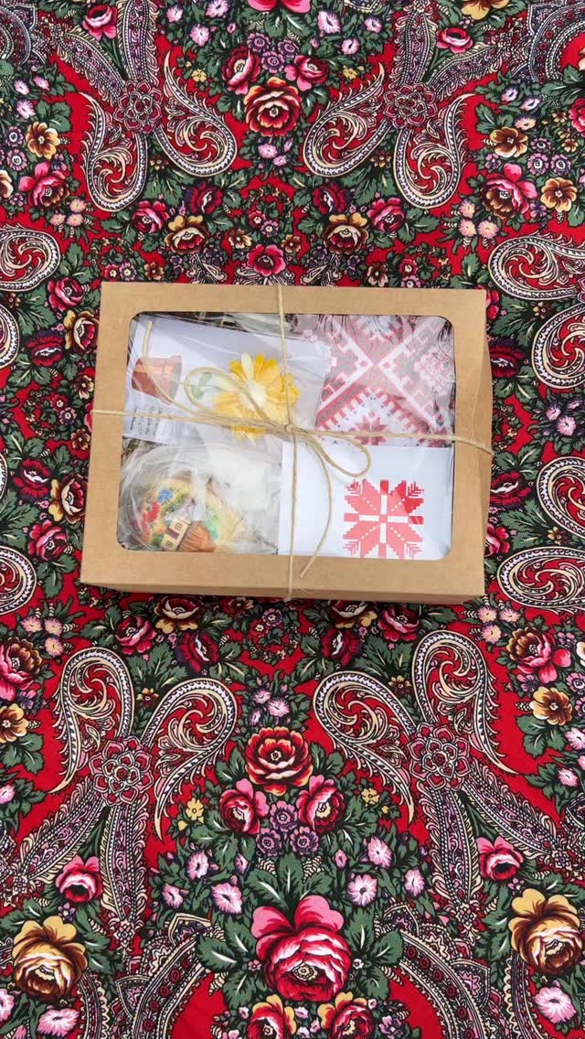 A Coleção Tradições nasceu para ser uma janela para a beleza da Ucrânia. Muito mais que um box, preparamos um verdadeiro abraço em forma de presente.
Olha só o que vem nessa experiência:
🪡 Toalha com bordado tradicional
🎨 Ovo pintado à mão no estilo Petrykivka
🕯️ Vela em formato de flor (cheirinho de jasmim) com frase da famosa poeta ucraniana
📦Disponível na nossa loja online. Envio Brasil inteiro