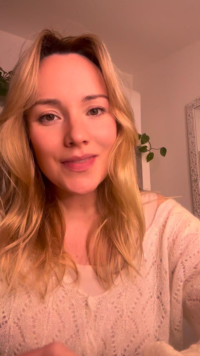 È OGGI. 🌿 ULTIMA OCCASIONE.
Stasera, 19 febbraio – ore 21:00,
c’è il WEBINAR FINALE del mini-percorso gratuito:
DAL VUOTO ALLA PRESENZA ❤️
Se in questi mesi hai sentito:
– ansia costante
– la sensazione di non essere mai abbastanza
– il bisogno di controllare tutto
Questa diretta è per te.
✨ IL KARMA DELLA PIENEZZA
Parleremo di come trasformare il vuoto e la mancanza
nel passaggio evolutivo più potente della tua vita.
Vivremo una potente pratica trasformativa insieme.
Metteremo ordine a ciò che senti.
Chiuderemo il percorso integrando tutto.
E alla fine ti presenterò qualcosa di molto speciale.
Non sarà solo una “proposta”.
Sarà il passo successivo per chi sente che è il momento di andare più in profondità.
È gratuito.
È live.
Ed è l’unico momento in cui lo condividerò così.
Se vuoi esserci,
Commenta “PRESENZA”
e ricevi il link in DM.
Ci vediamo dentro. 🤍