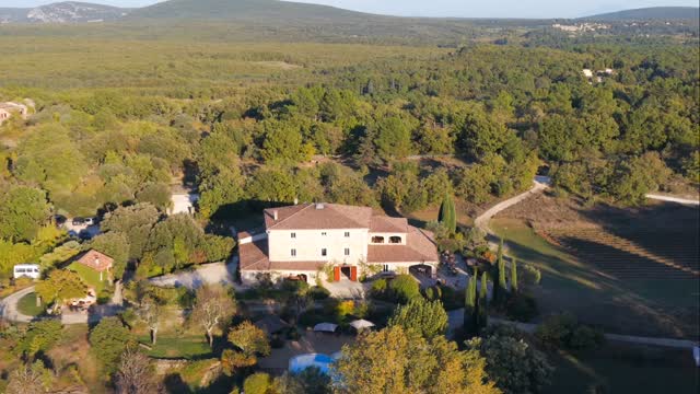 Unsere Hotelzimmer im Domaine du Frigoulet sind Rückzugsorte nach einem aktiven Tag in der Natur. Hell, ruhig gelegen und im typisch Südfranzöischen Stil gestaltet – ein Ort zum Ankommen, Durchatmen und einfach sein. Ob nach einer Biketour, einer Wanderung oder einem genussvollen Ausflug durch die Ardèche: Hier findest du Komfort ohne Schnickschnack, eingebettet in die entspannte Atmosphäre unseres kleinen Naturparks.